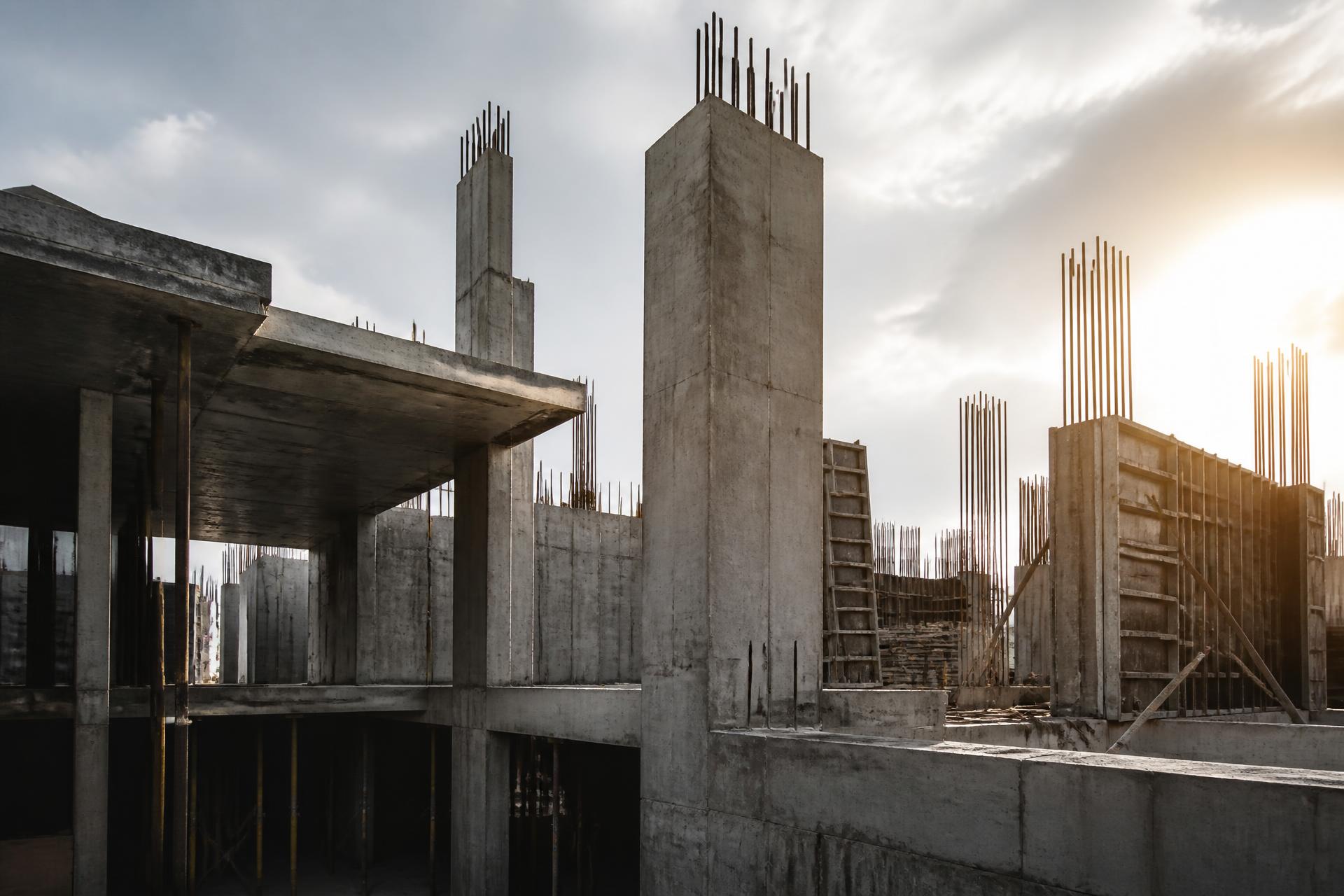 Estructura de hormigón armado en construcción con pilares, forjados y armaduras de acero